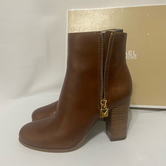 Michael Kors NEW IN BOX Margaret booties with side zip in dark caramel size 6 - Picture 3 of 9